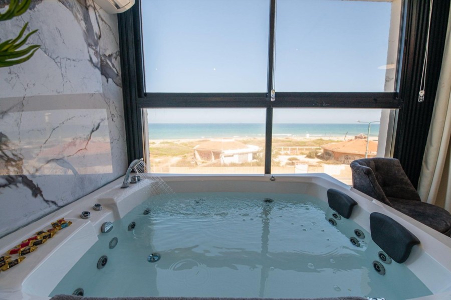 סוויטה רומנטיקה בים - חדר דיסקרטי בקרית ים